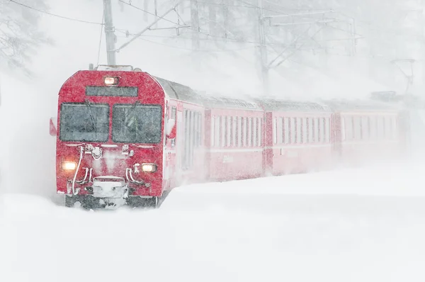 Švýcarský horský vlak na sněhu — Stock fotografie