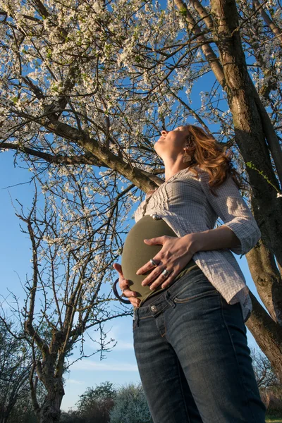 Sourire fille enceinte — Photo