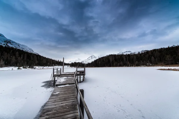 Pier op bevroren meer — Stockfoto