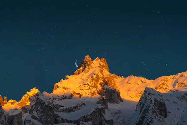 Laatste zon van de bergen met de maan en de sterren — Stockfoto