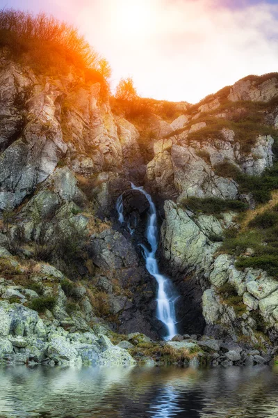 Wodospad w górach — Zdjęcie stockowe
