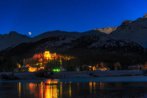 Castillo en un pueblo alpino en la noche de invierno — Foto de Stock