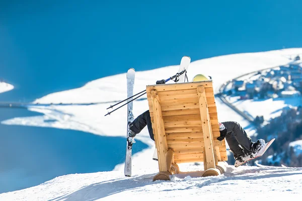 Esquiador y snowboarder descansando . —  Fotos de Stock