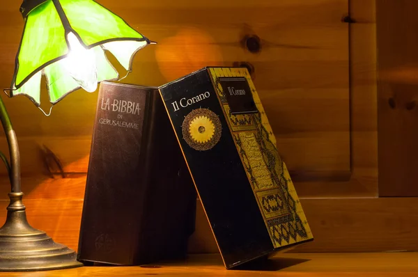 Biblia és a korán toghether — Stock Fotó