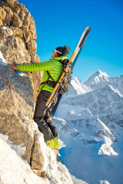 Skifahrer der Bergsteiger mit Skiern am Rucksack — Stockfoto