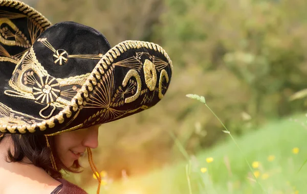 Krásná usměvavá mladá dívka s sombrero — Stock fotografie