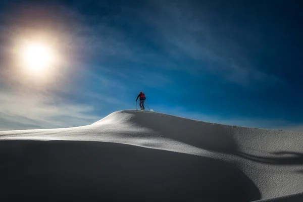 Alpinista de esqui na cimeira — Fotografia de Stock