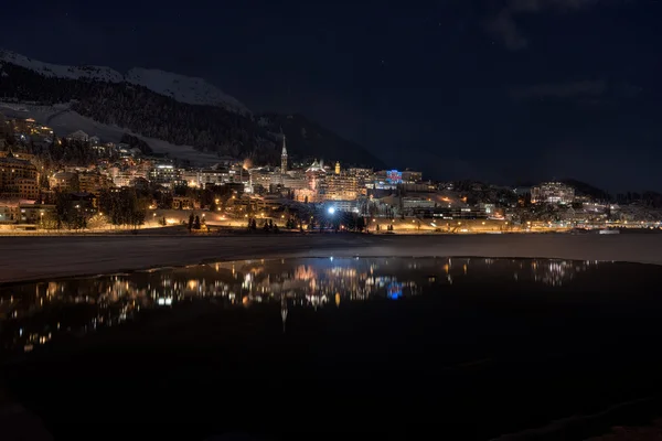 St.Moritz weerspiegeld in het meer — Stockfoto