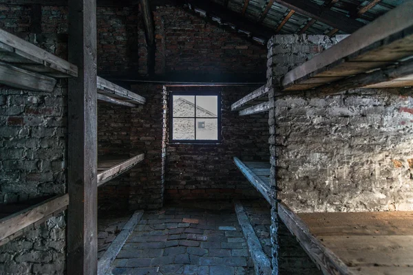 Dentro de un cuartel del campo de concentración nazi Auschwitz Bi —  Fotos de Stock