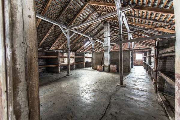 Dentro de um quartel do campo de concentração nazi Auschwitz Bi — Fotografia de Stock