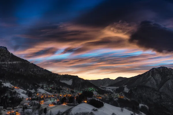 Aldea alpina invierno después del atardecer — Foto de Stock