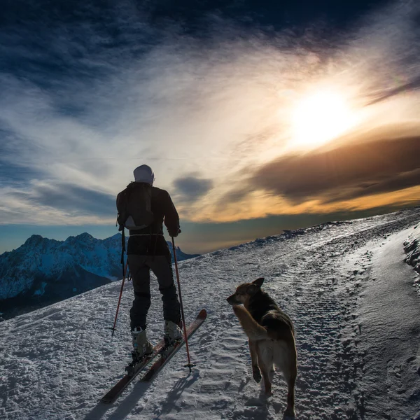 スキー登山シルエット — ストック写真