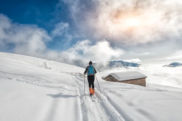 Een meisje maakt ski-alpinisme — Stockfoto