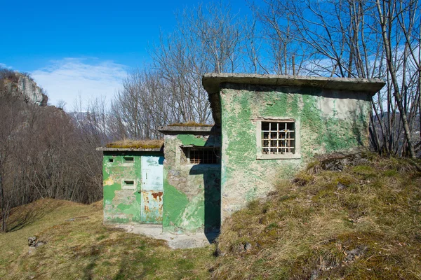 Jaktstuga på ängen i bergen — Stockfoto