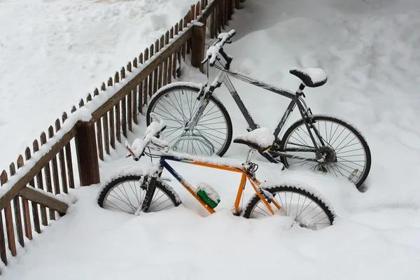 Opuštěné kolo ve sněhu — Stock fotografie