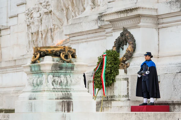 Рим, Італія-Березень 24,2015: жінка-солдат варті біля пам'ятника — стокове фото