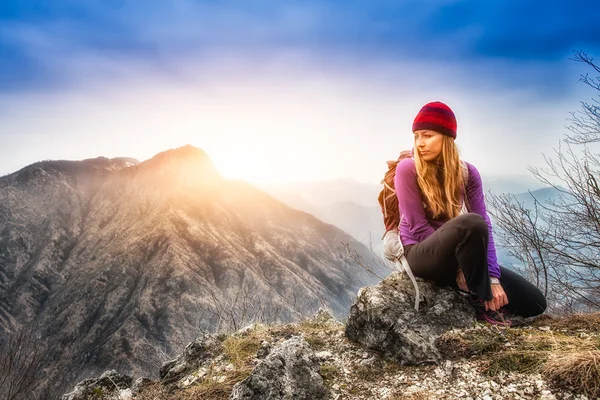 Chica descansando en la cima de la montaña después de una caminata — Foto de Stock