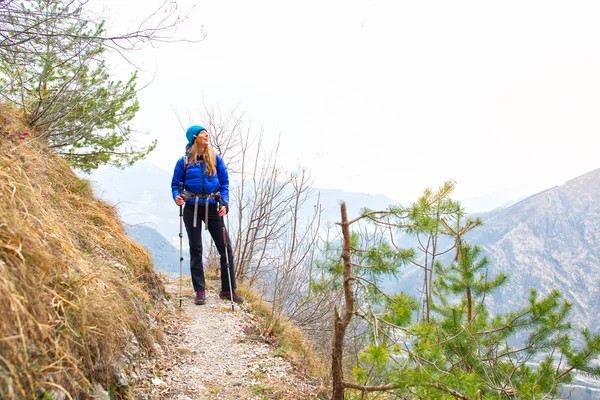 Chica mira la vista durante una caminata en un sendero de montaña — Foto de Stock