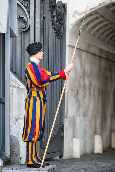 Vatican city, italy- märz 23: schweizer gardist in vatican, rom — Stockfoto