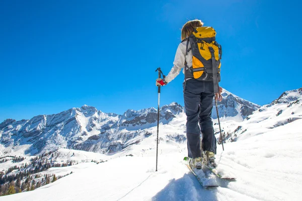 Dívka je skialpinismus, Randonnee lyžařské trasy — Stock fotografie