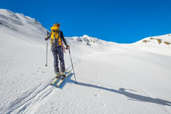 Meisje maakt ski-alpinisme, Randonnee ski routes — Stockfoto