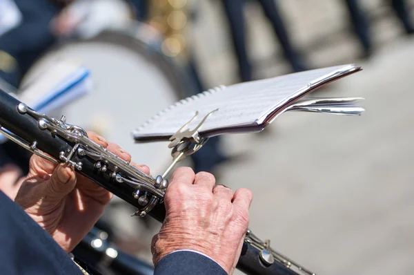 Hombre toca el clarinete durante una cerimonia religiosa —  Fotos de Stock