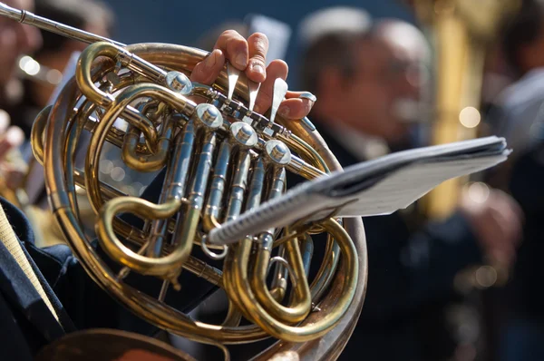 Man plays the horn during a religious cerimony — Stock Photo, Image