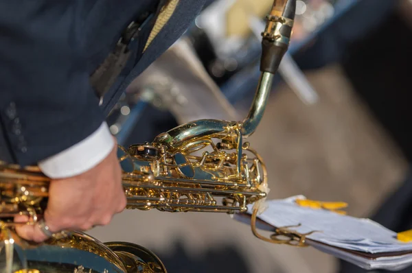 Hombre toca el trombón durante una cerimonia religiosa —  Fotos de Stock