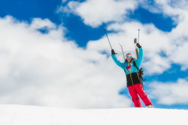 Tjej freeride skidåkare, höjer händerna innan nedstigningen från th — Stockfoto