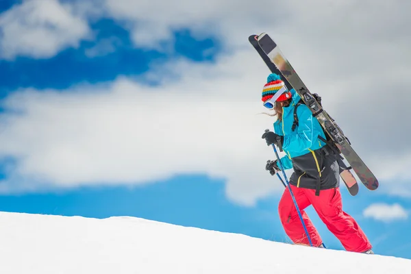 Дівчина фрірайд лижник, масштабувати гору перед спуском — стокове фото