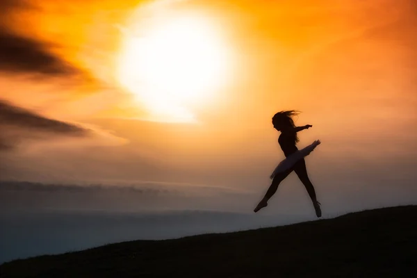 Ballerina silhouette, danzando da sola nella natura in montagna a — Foto Stock