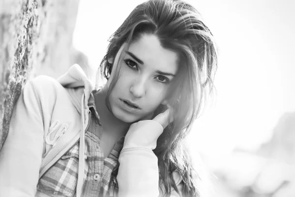 Portrait of teen girl in black and white — Stockfoto
