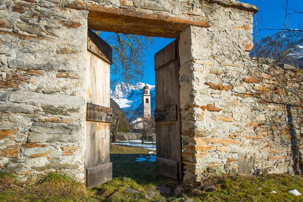 Door that opens to a mountain village — Stock Photo, Image