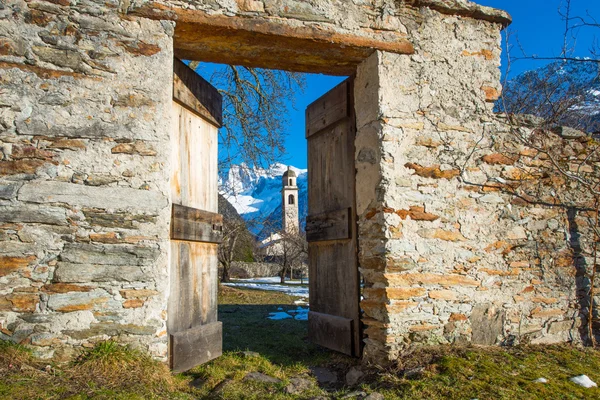 Egy hegyi falu nyílik ajtó — Stock Fotó