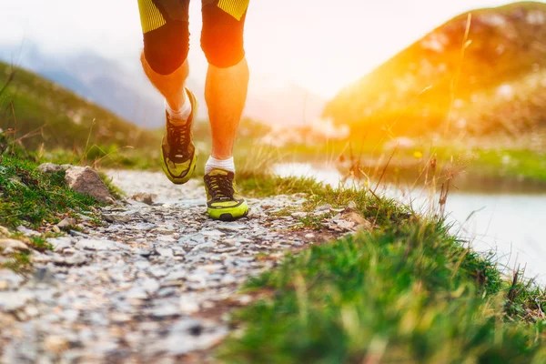 Particulièrement sur les chaussures d'un coureur dans les montagnes — Photo