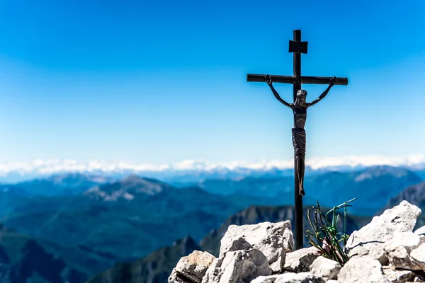 Piccolo crocifisso in ferro sulla cima di una montagna — Foto Stock