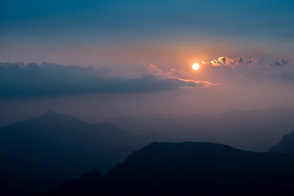 Tramonto montagna sottile — Foto Stock