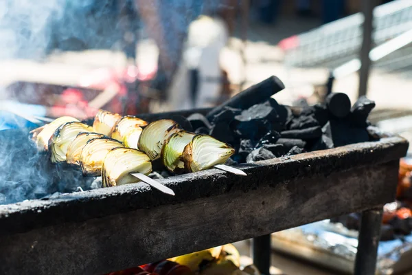 Cebolla en la parrilla preparada en la calle —  Fotos de Stock