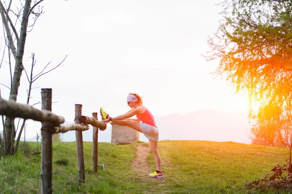 Ragazza fa stretching nella natura di una recinzione — Foto Stock