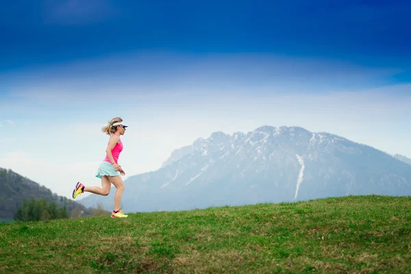 Chica corre en las montañas — Foto de Stock