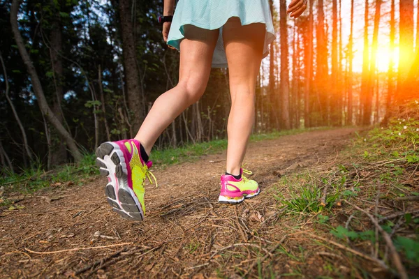 Jóvenes mujer deportiva caminando en el bosque — Foto de Stock