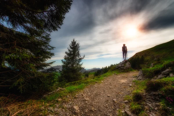 Girl alone in a secluded mountain road at dusk — Stock Photo, Image
