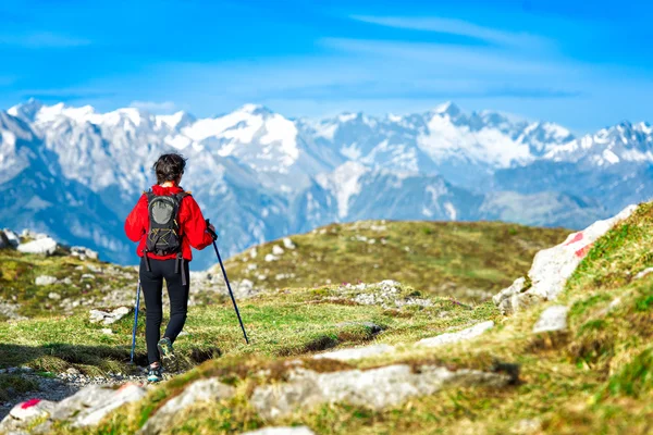 Chica hace senderismo Alpes italianos — Foto de Stock