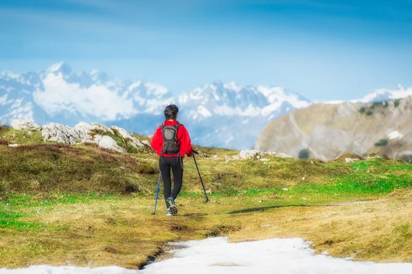 Meisje maakt trekking Italiaanse Alpen — Stockfoto