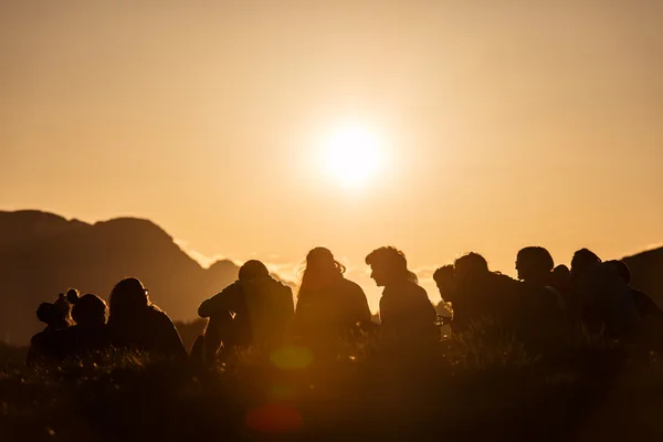 Grupa harcerzy w zachód słońca w górach Obrazy Stockowe bez tantiem