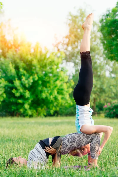 Couple practicing acroyoga in the park — Stock Photo, Image