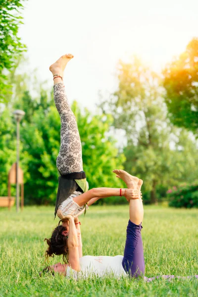 Acroyoga parkta pratik Çift — Stok fotoğraf