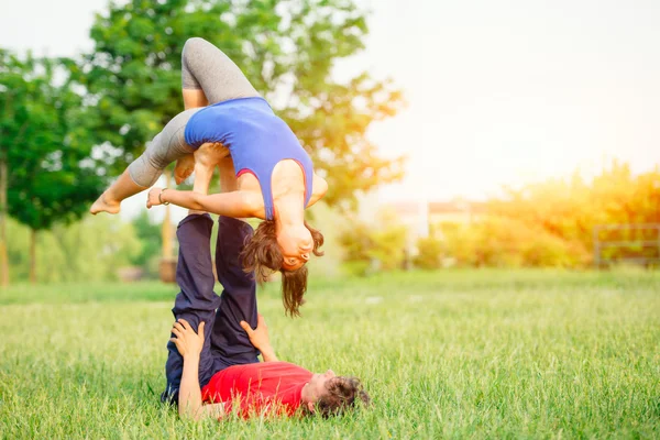 Couple practicing acroyoga in the park — Stock Photo, Image