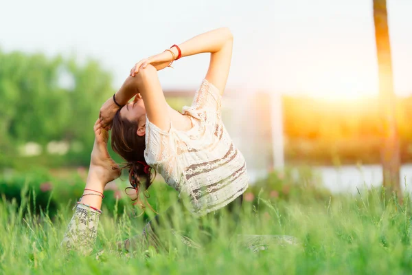 Young woman doing yoga in group in morning — Stock Photo, Image