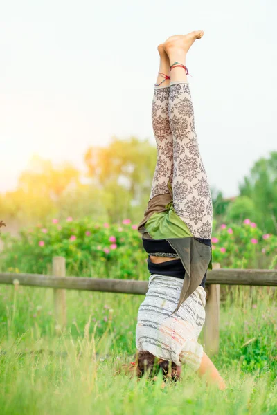 Mujer joven haciendo yoga en grupo por la mañana —  Fotos de Stock